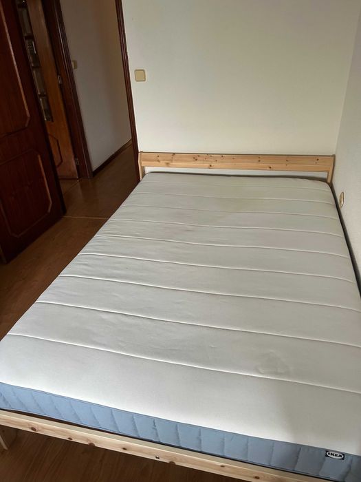 Cama já com estrado de ripas, e colchão usado