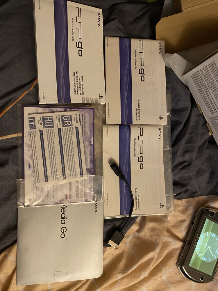 PSP GO 16 gb zasilacz, pudelko, instrukcje, stan kolekcjonerski PL