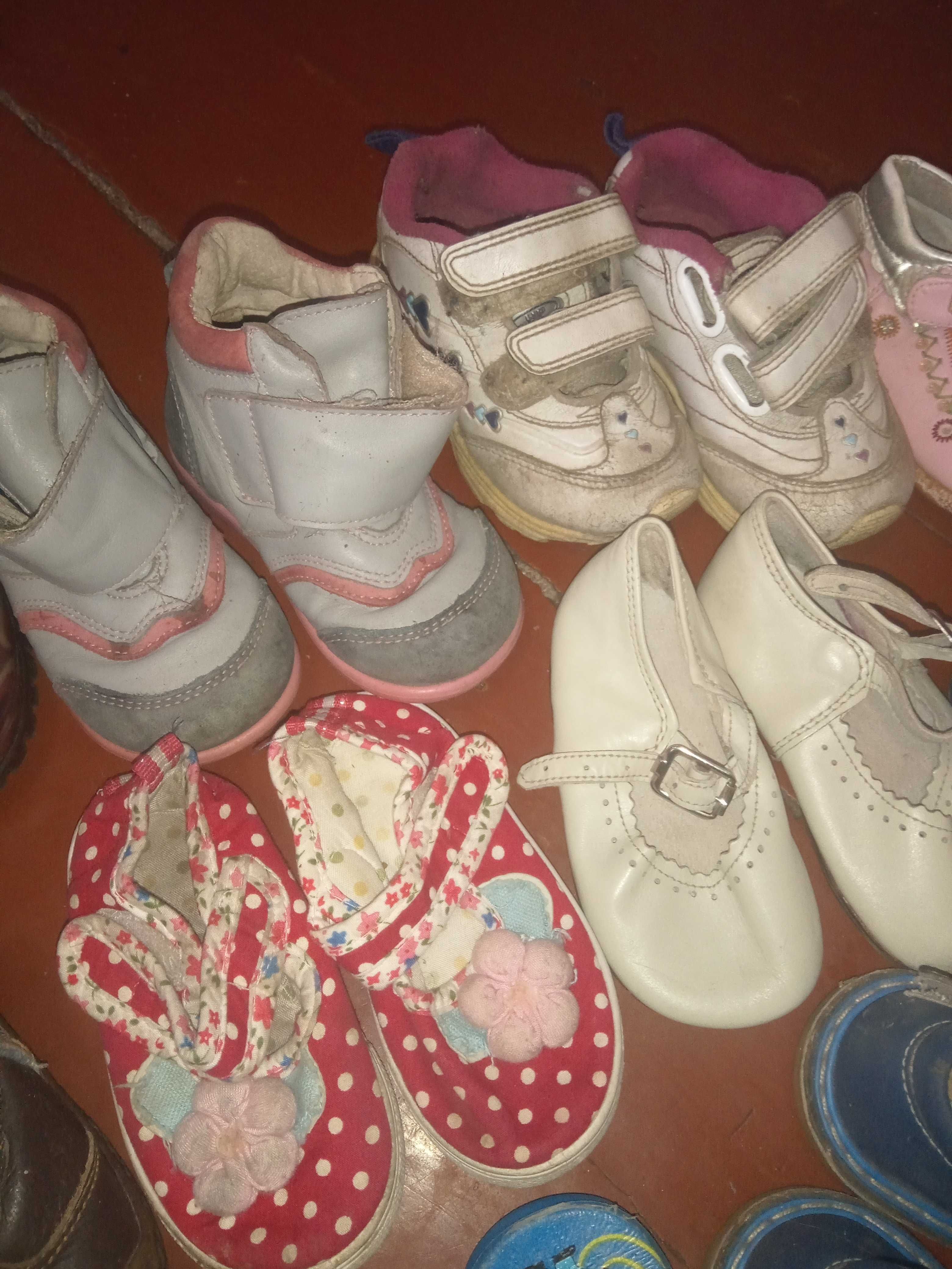 Взуття сапоги резинові ботинки кросівки туфлі босоніжки кеди 20р