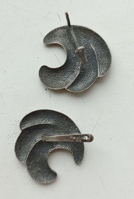 Брошь с  инкрустацией металлом и серьги  оригинальные