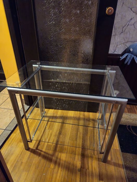 Stolik szklany z półką