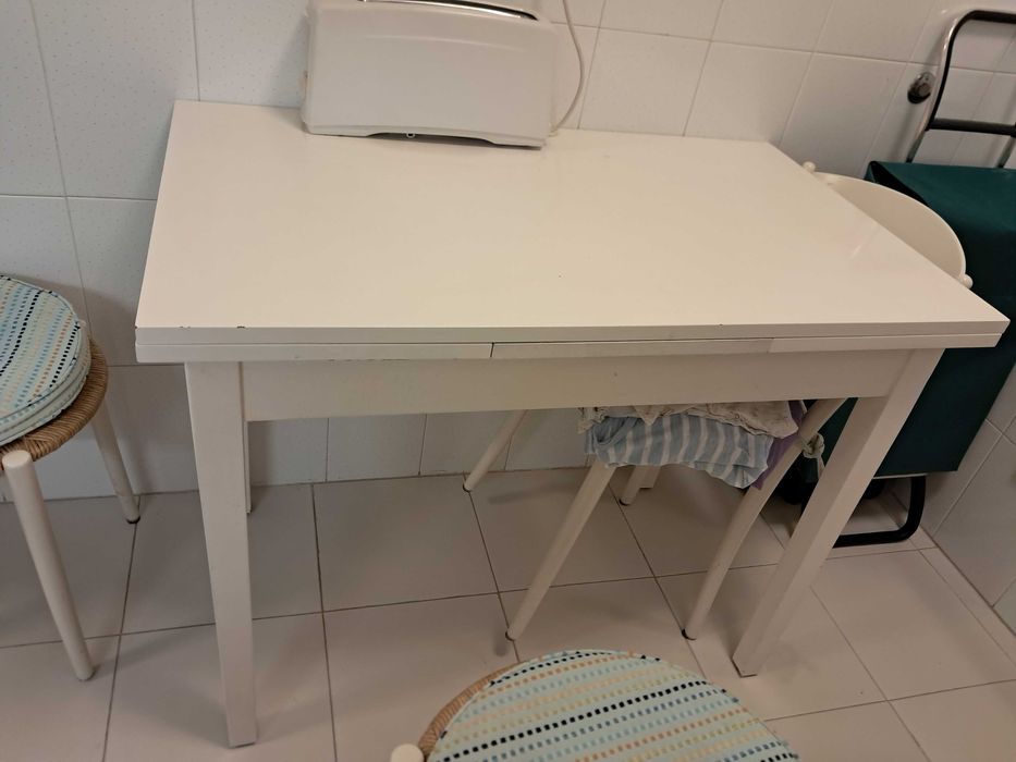 Mesa de cozinha extenssivel com 4 cadeiras