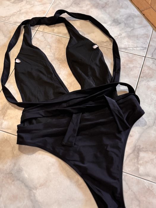 Чорний суцільний купальник