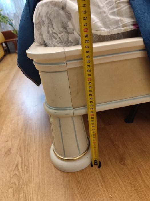 Двоспальне ліжко і 2 приліжкові тумби