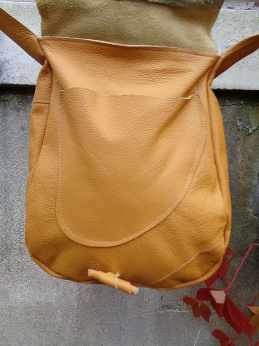 Artystyczna skórzana torebka z pszczołą. Handmade