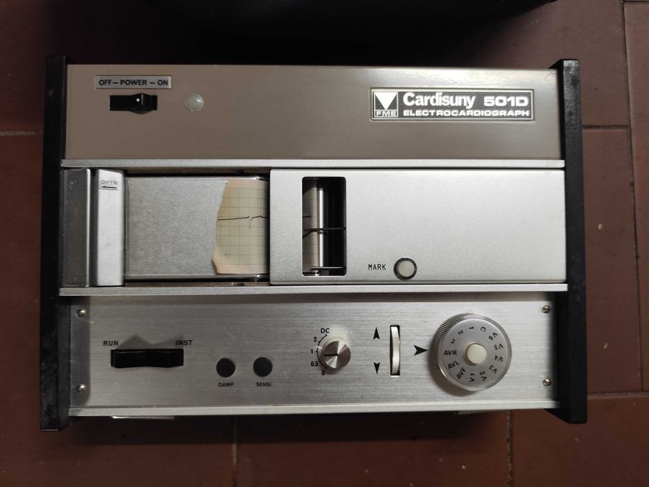 Aparelho de Eletrocardiograma (ECG) antigo para colecionadores