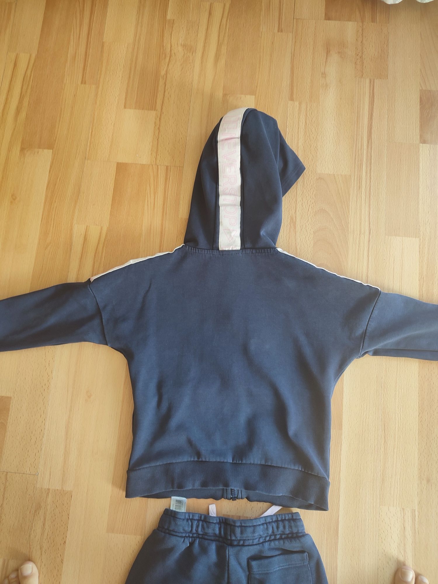 Dres firmy 4F, rozm. 128