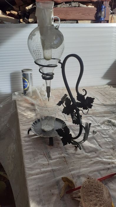 Karafka do wina na metalowy stojaku