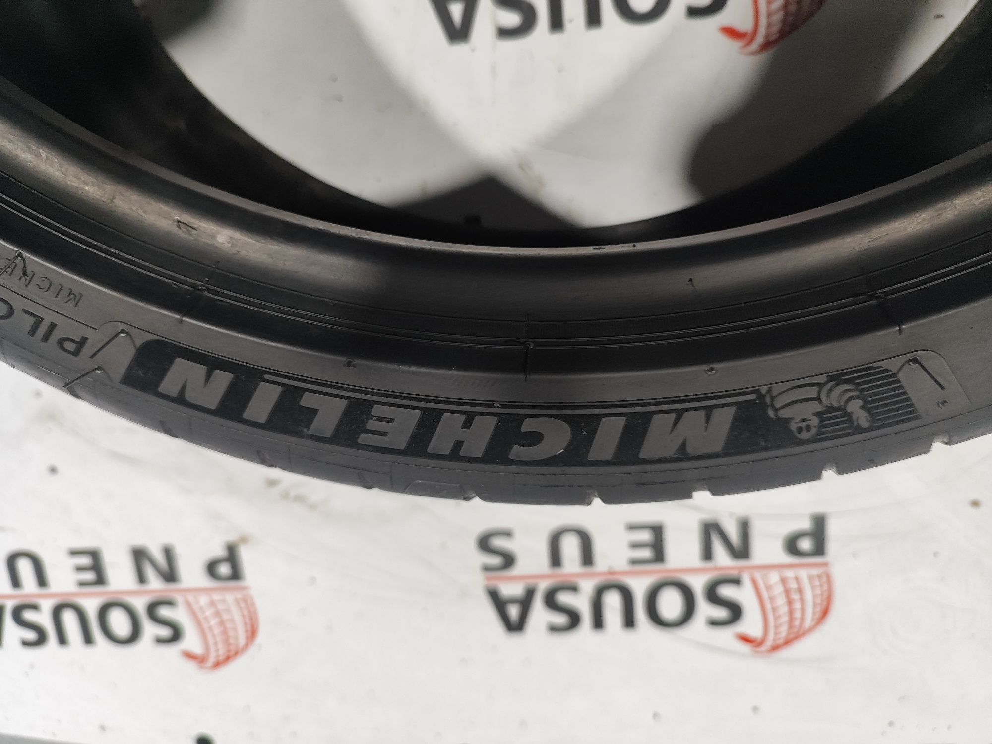 2 pneus semi novos 225-35R19 Michelin - Oferta dos portes
