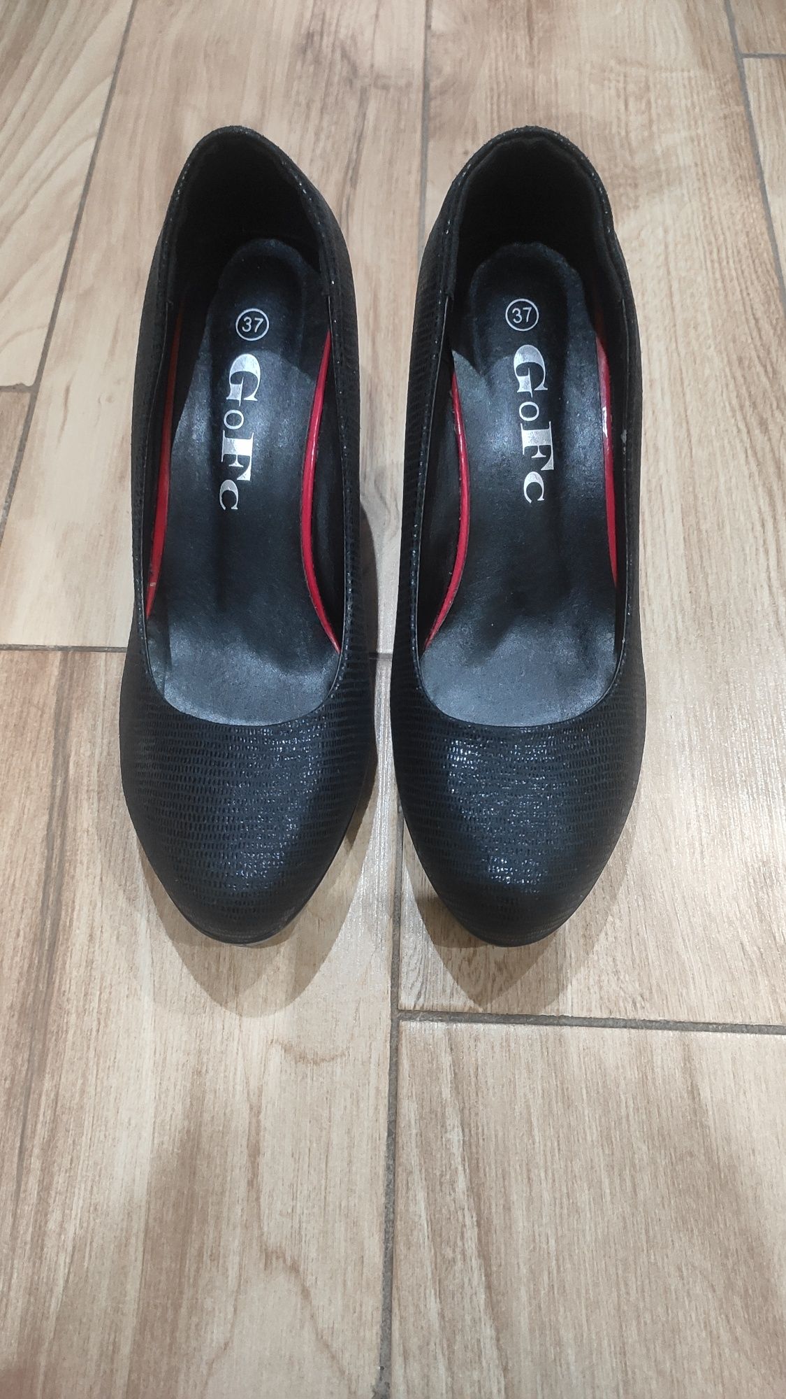 Buty czarne na koturnie.