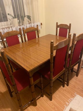 Stół i 6 krzeseł drewnianych