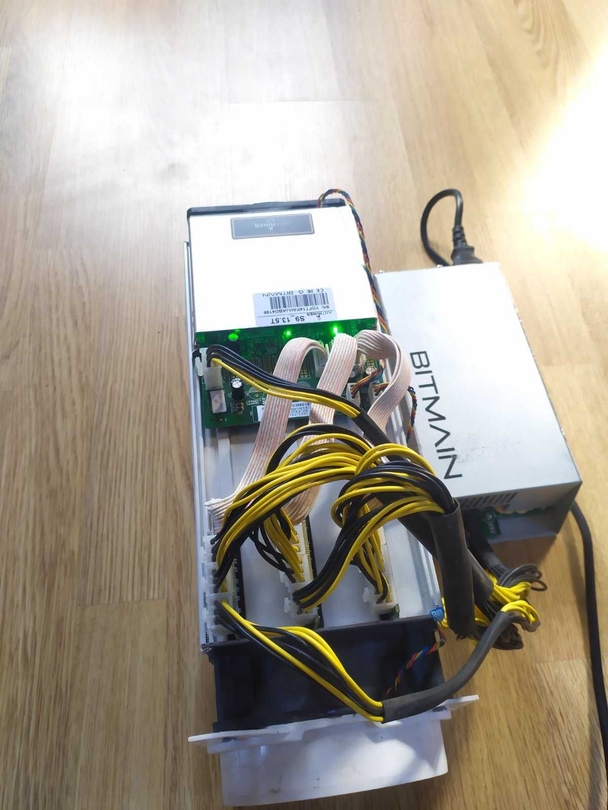 Bitcoin miner Antminer S9 з блоком живлення