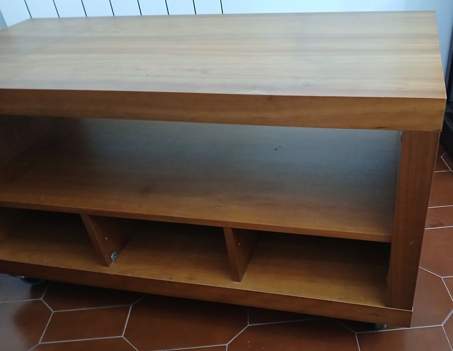 Mesa TV com rodas