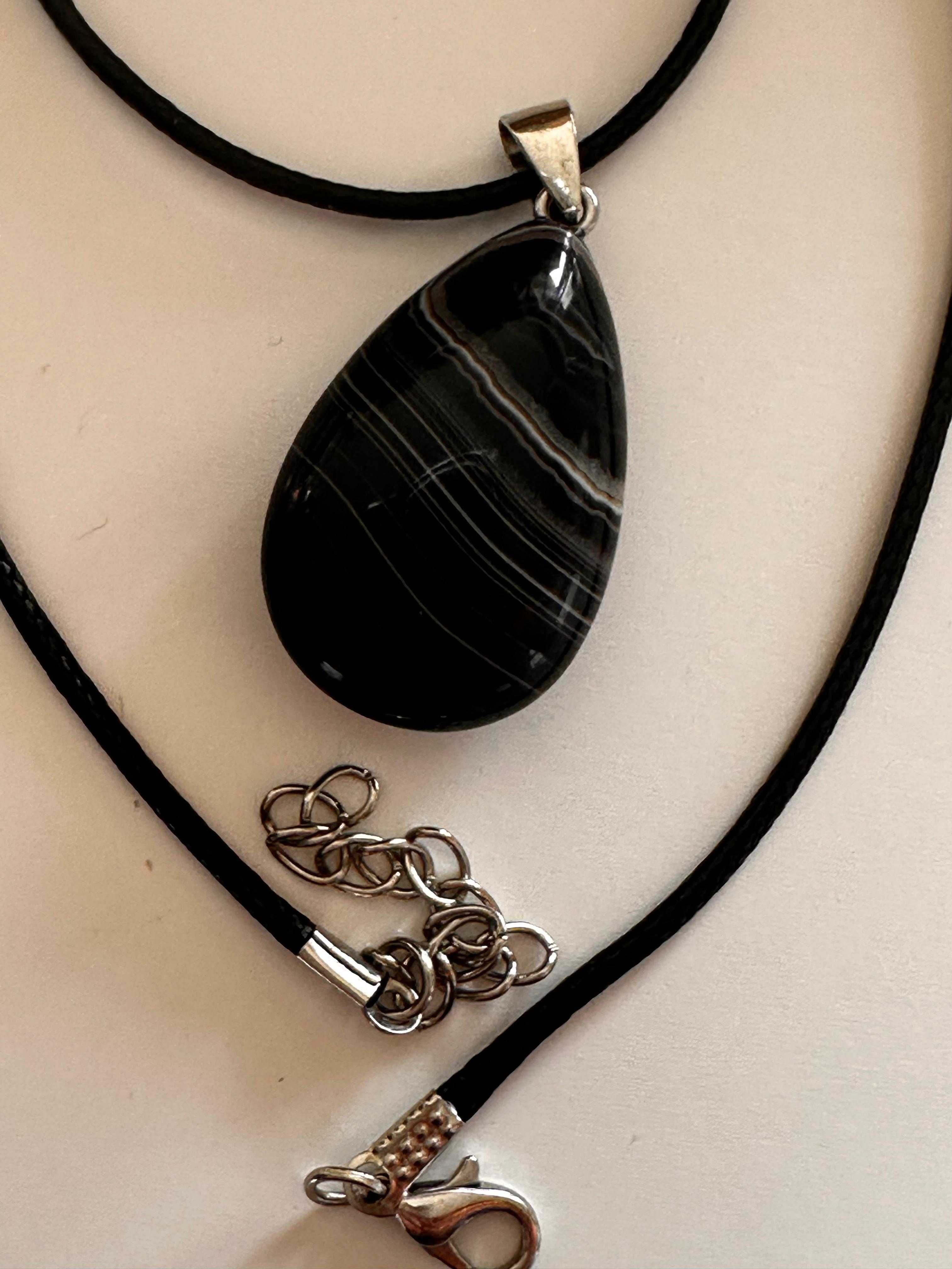 Ágata Negra Banded Cabochon – A Beleza das Camadas, a Força Interior