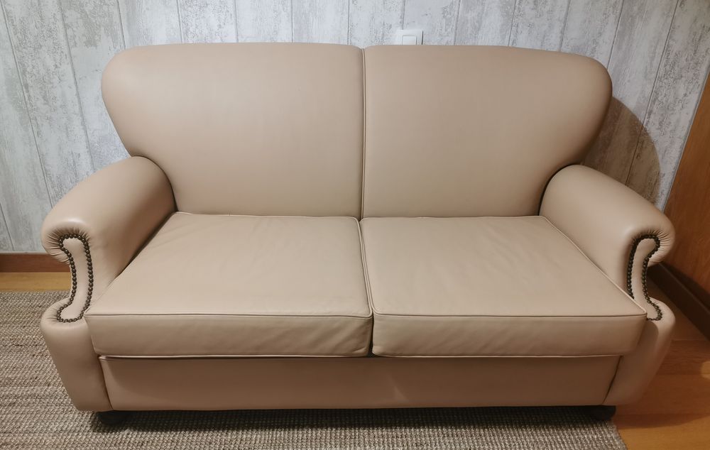 Sofá Pele estilo Chesterfield novo