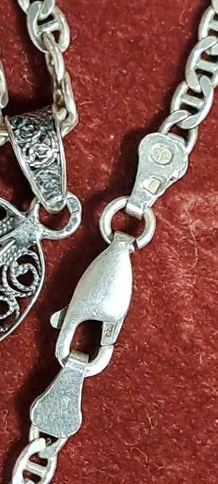 Fio com pendente em prata contrastada.