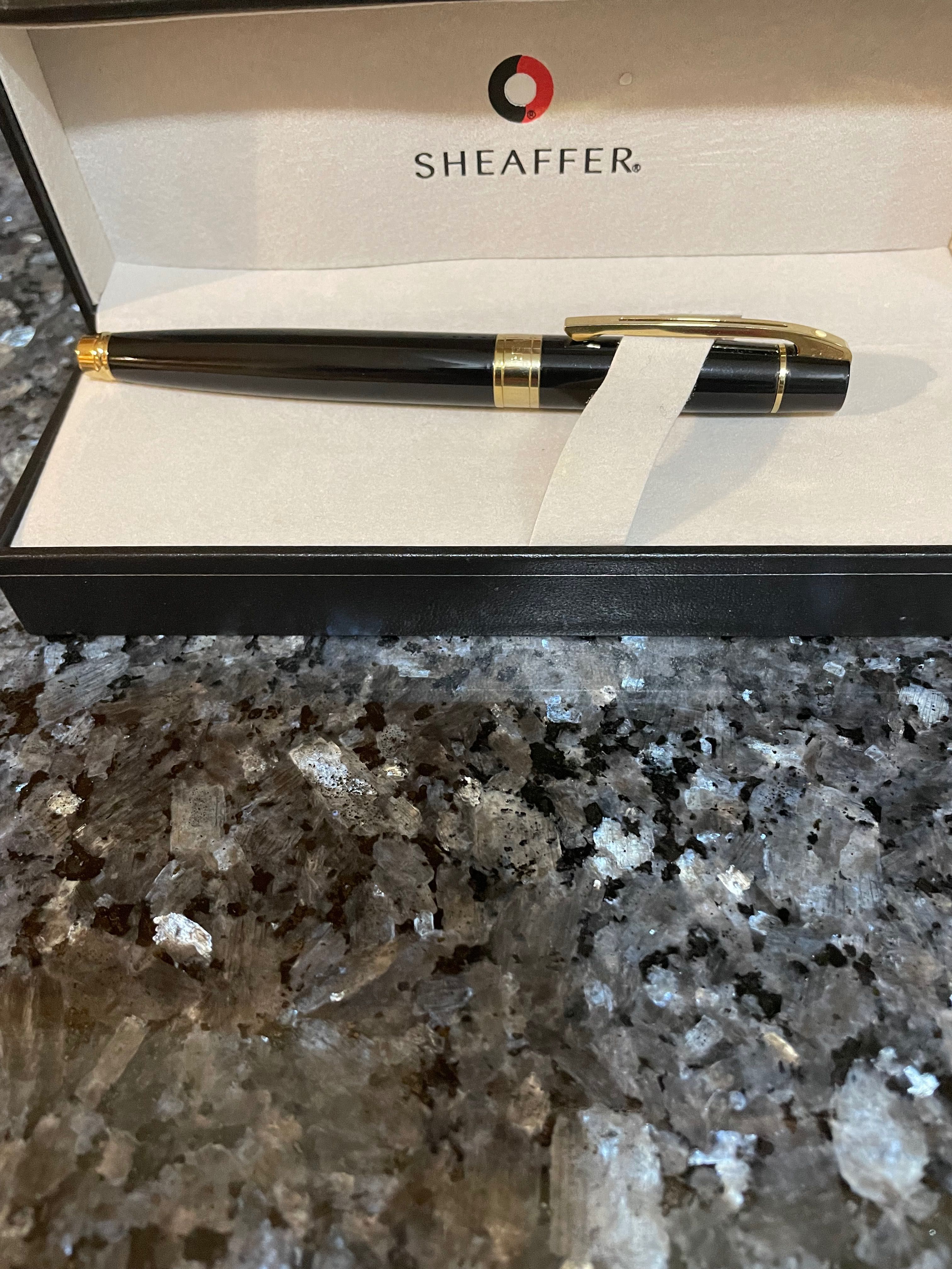 Caneta da marca Sheaffer preto e dourado (Nova).