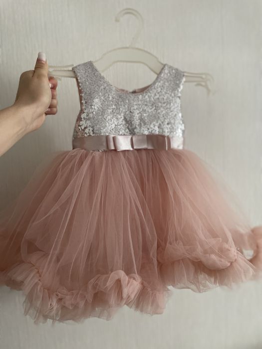 Дуже гарна святкова сукня на годік або на хрестини і пінетки