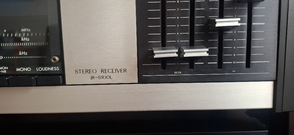 Piękny amplituner firmy JVC JR-S100L.