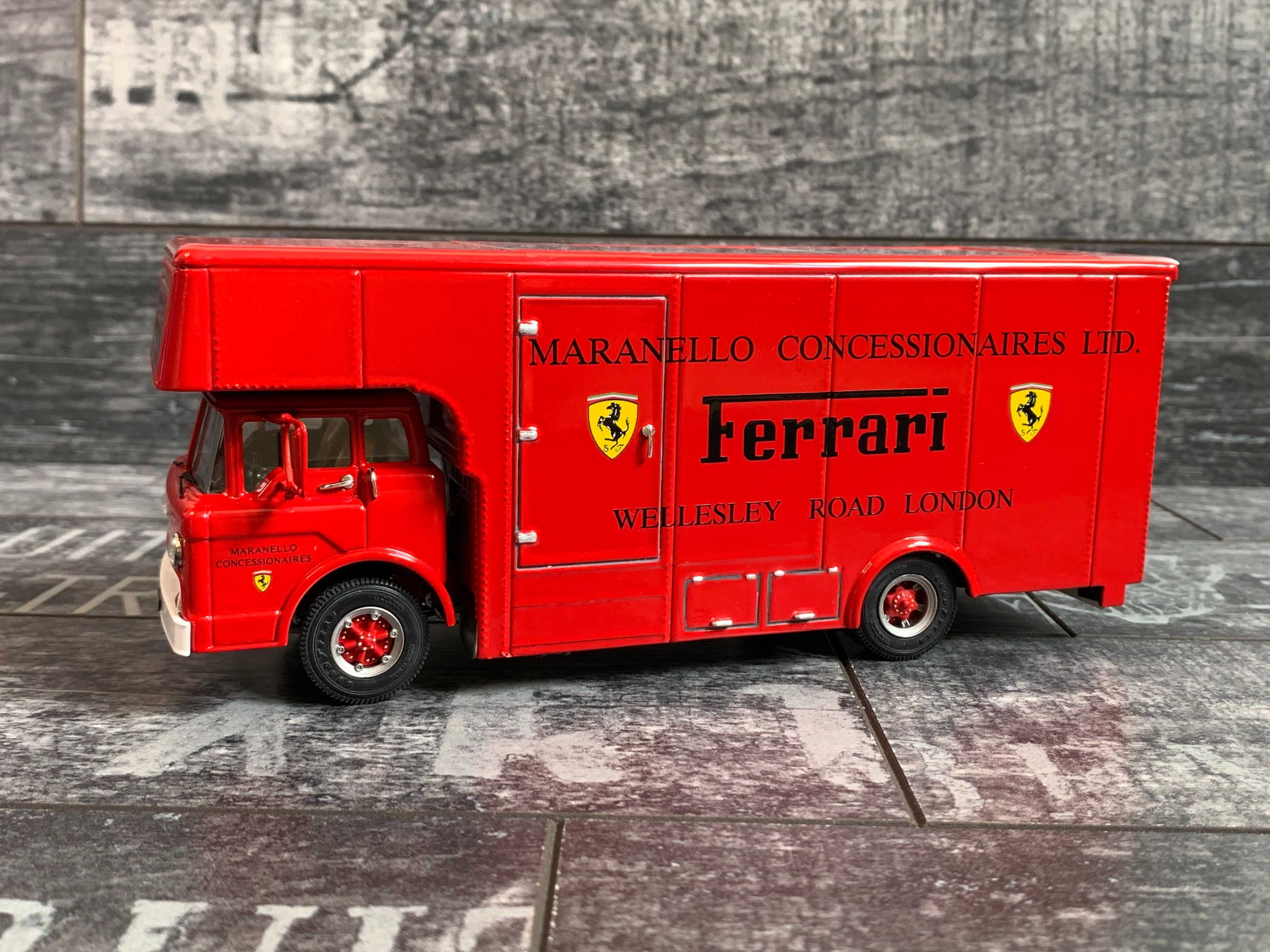 Колекційна модель Exoto 1/43 Ford C Type Ferrari transporter