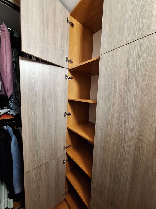 Funkcjonalna wysoka szafa z półkami i szufladami