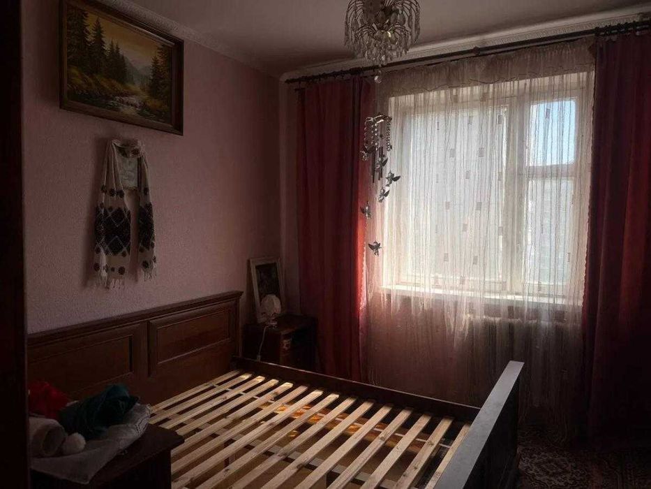 Продаж чотирьокімнатної квартири по вулиці Червоної Калини