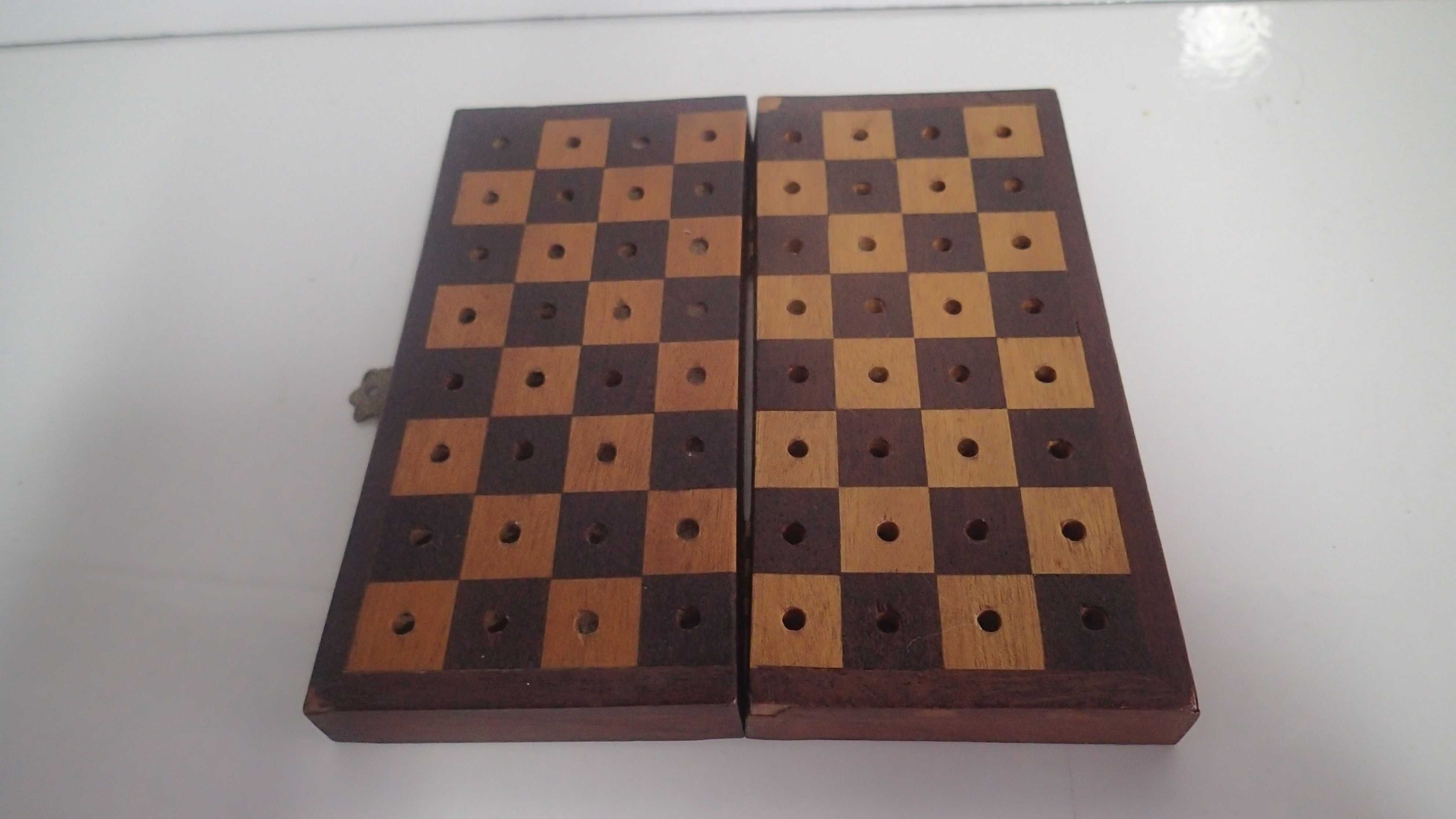 Caixa e peças de xadrez antigas em madeira