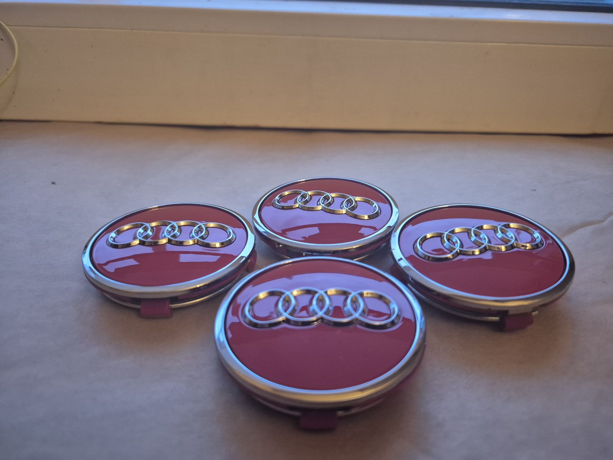Dekielki Dekiel w alu felgi Audi czerwone z chromem A3 A4 A5 A6 A7 A8