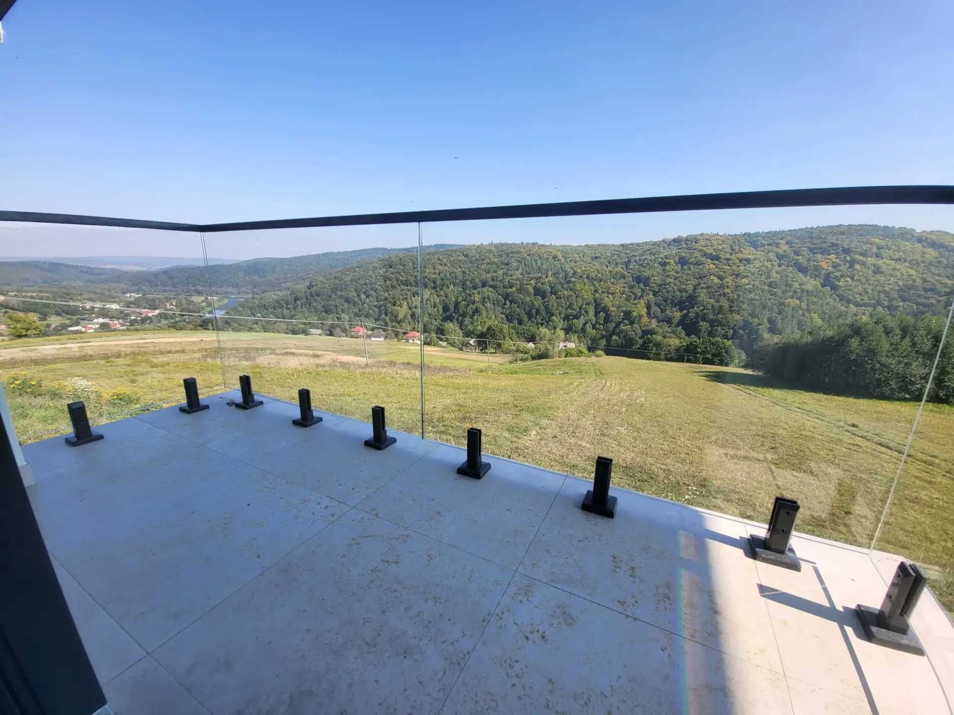 Szklane balustrady samonośne w systemie bezsłupkowym