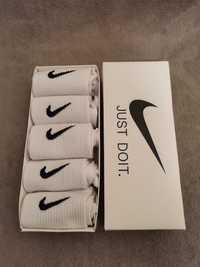 Skarpety Nike wysokie 5 par białych w pudełku.