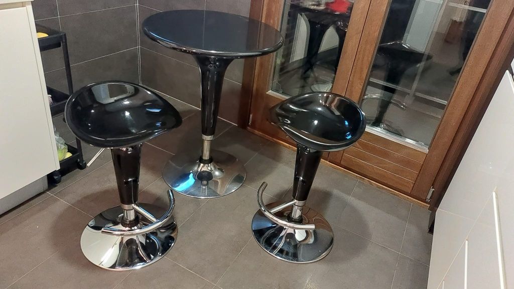 Conjunto de mesa e bancos