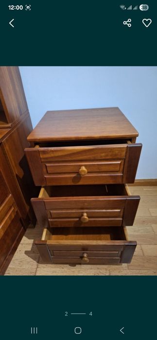 Mesa de cabeceira em mogno