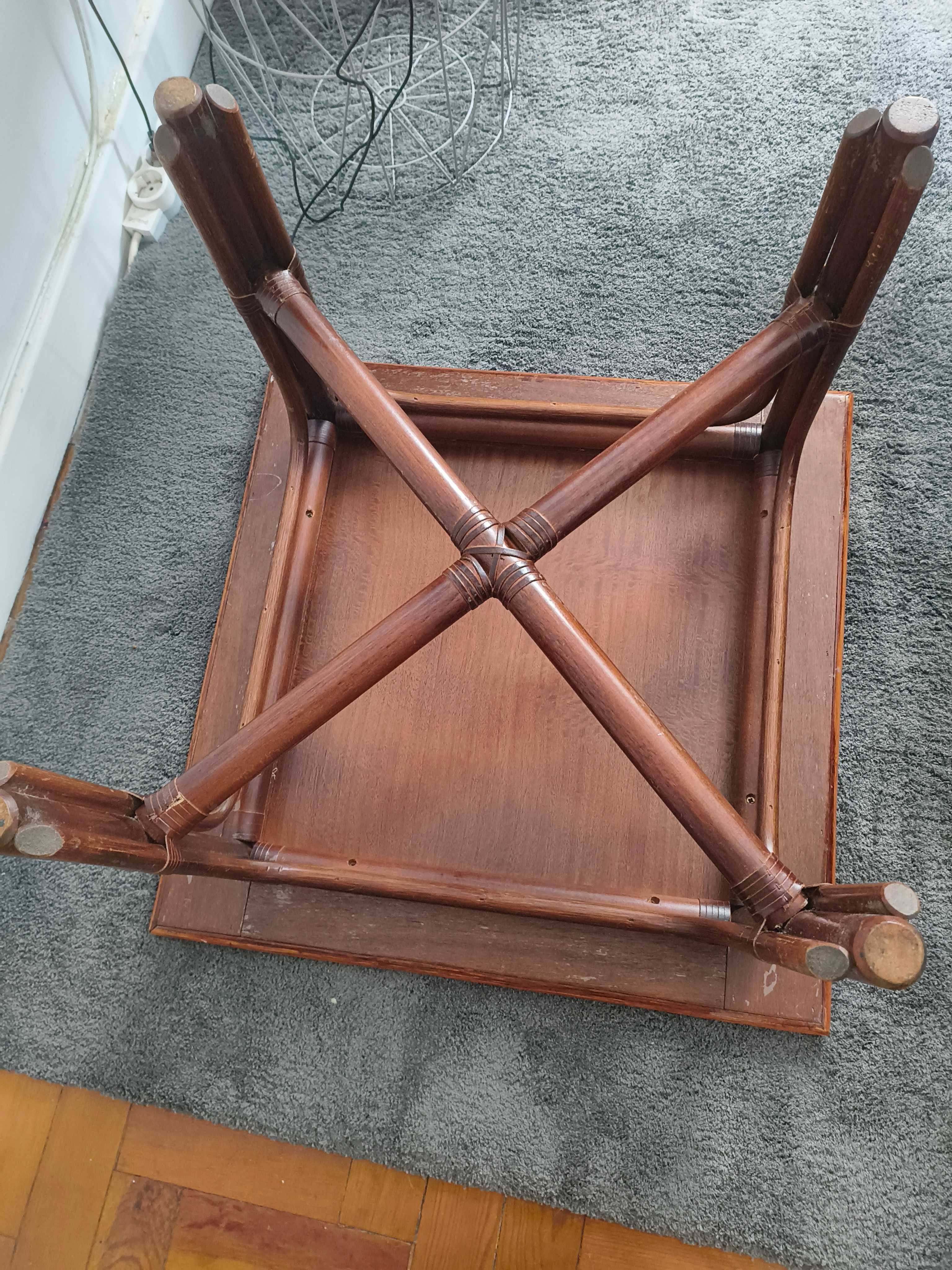 Mesa de madeira escura