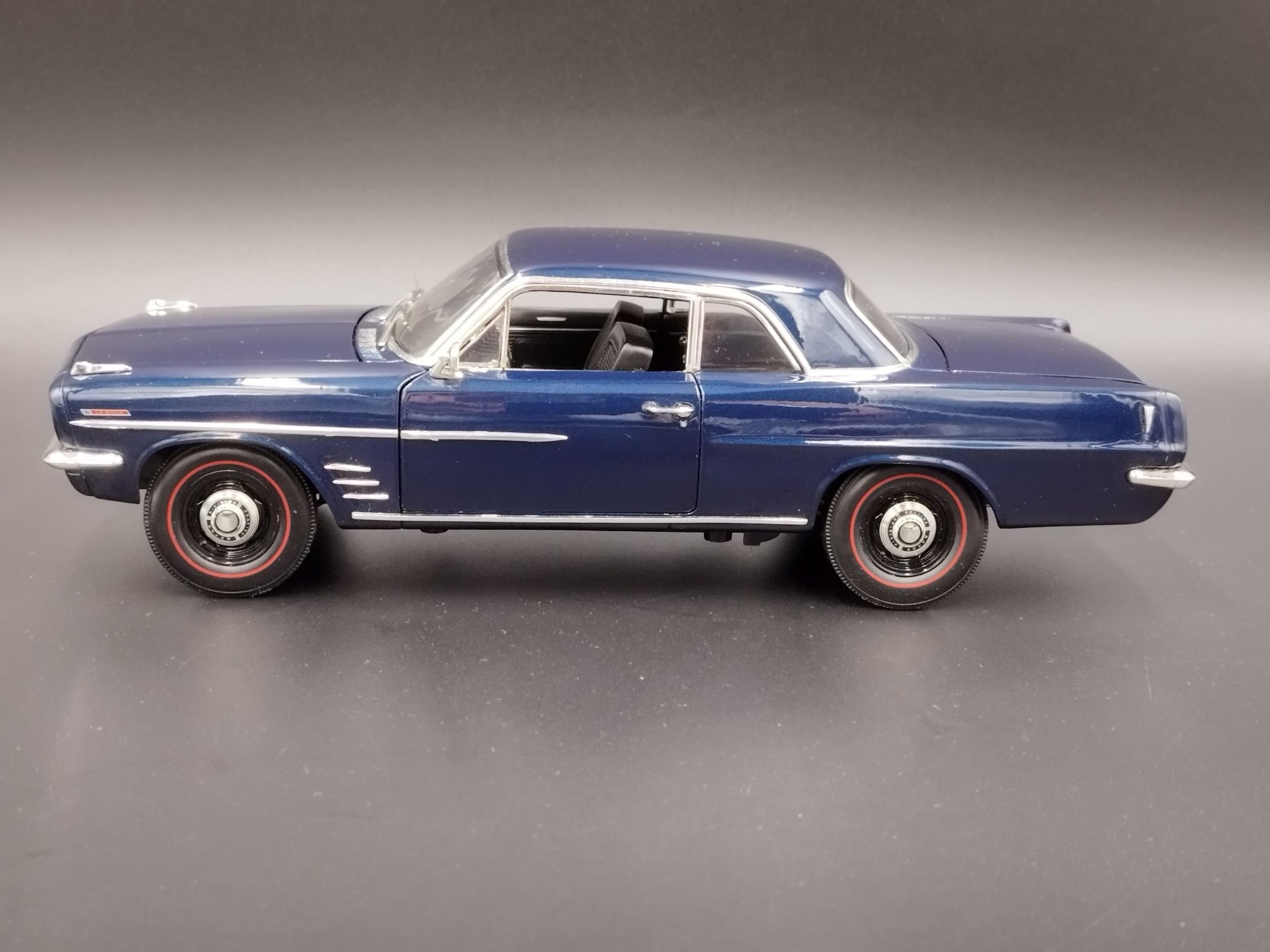 1:18 Highway 61 (1963) Pontiac Lemans model