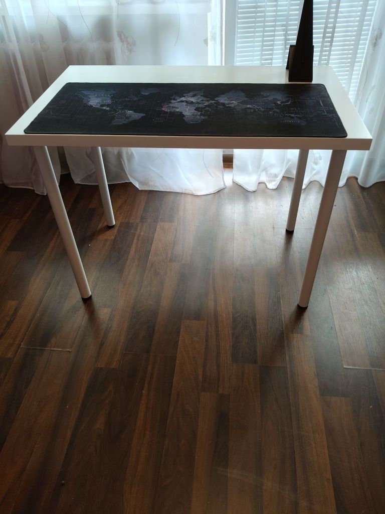 Biurko Ikea biale 100 cm + uchwyt na słuchawki, podkładka pod mysz