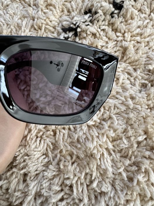 Miu Miu okulary przeciwsłoneczne czarne złote logo damskie wąskie