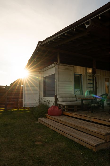 Дивовжний будиночок на березі чистого озера