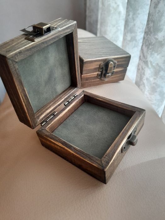 Дерев'яна скринька (футляр, шкатулка) для монети