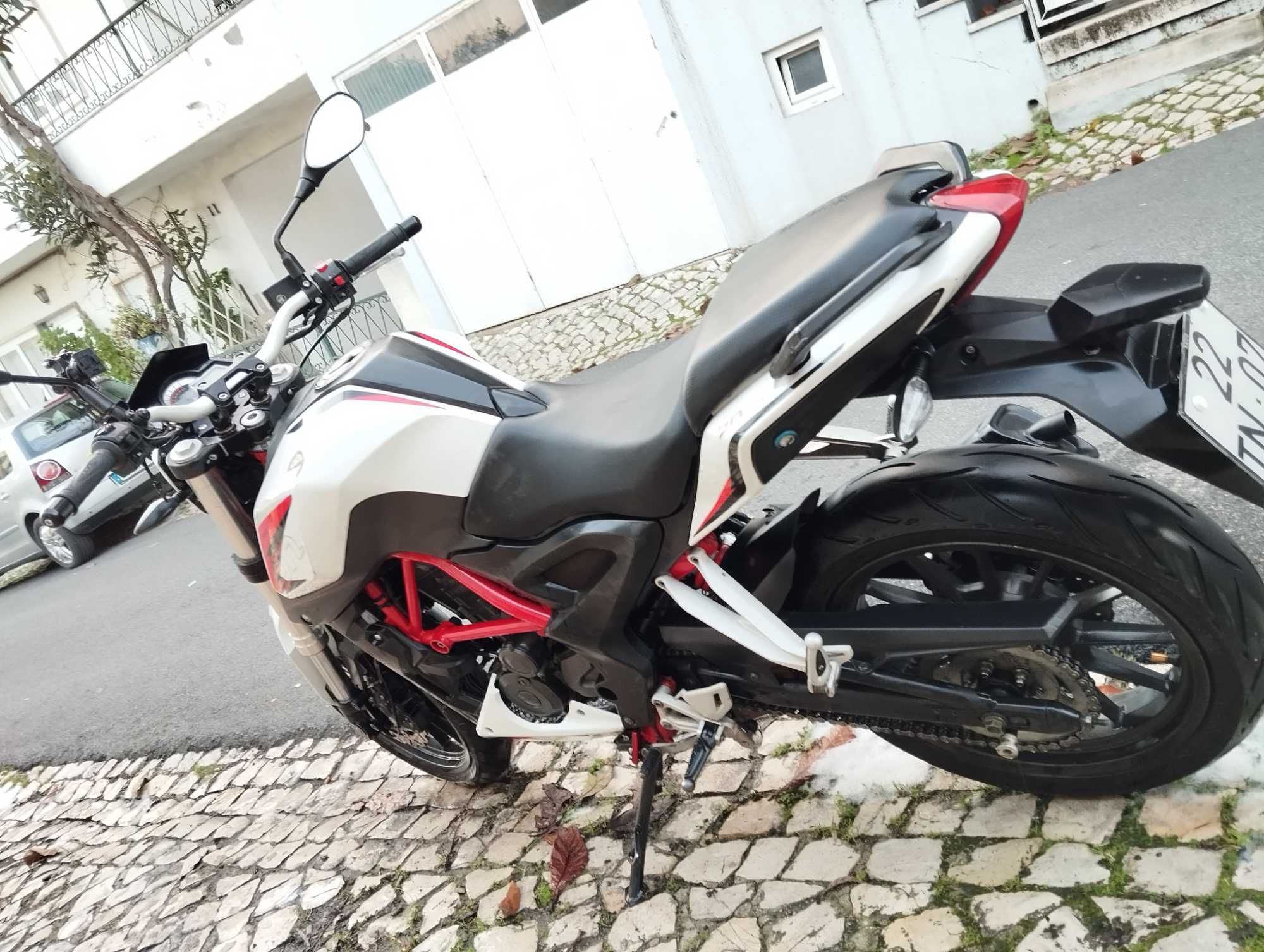 Benelli BN251 com avaria