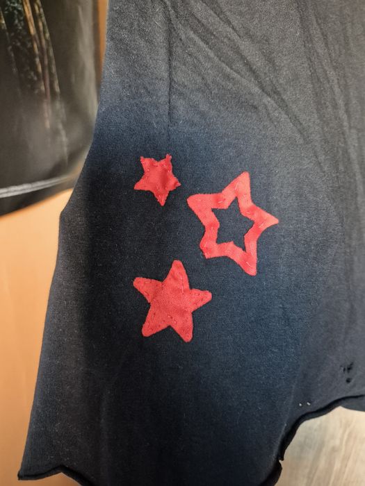H&M koszulka w dziury i gwiazdki