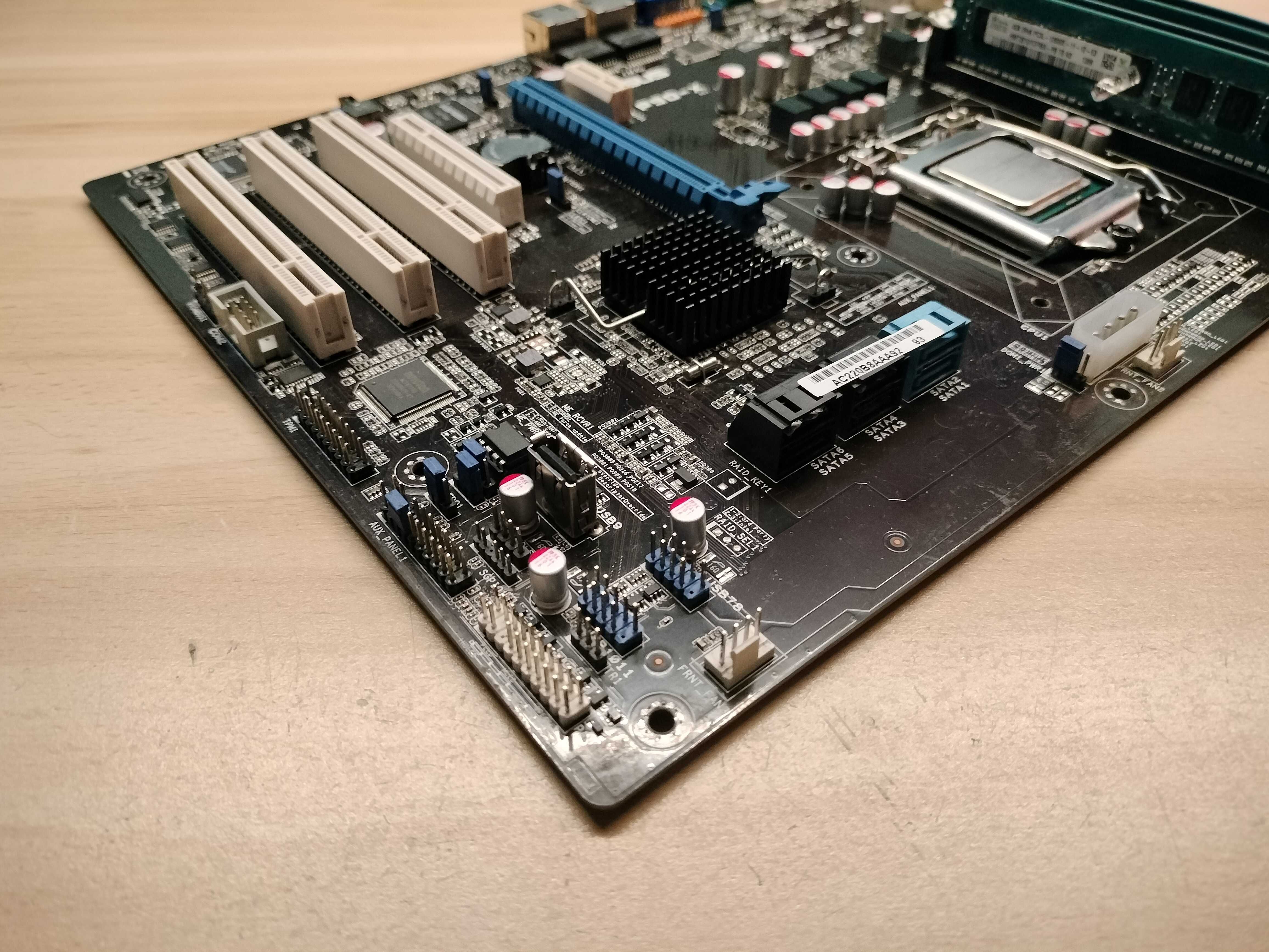Płyta główna ASUS P9D-X (LGA / Socket 1150) + 16GB + Xeon E3-1220V3