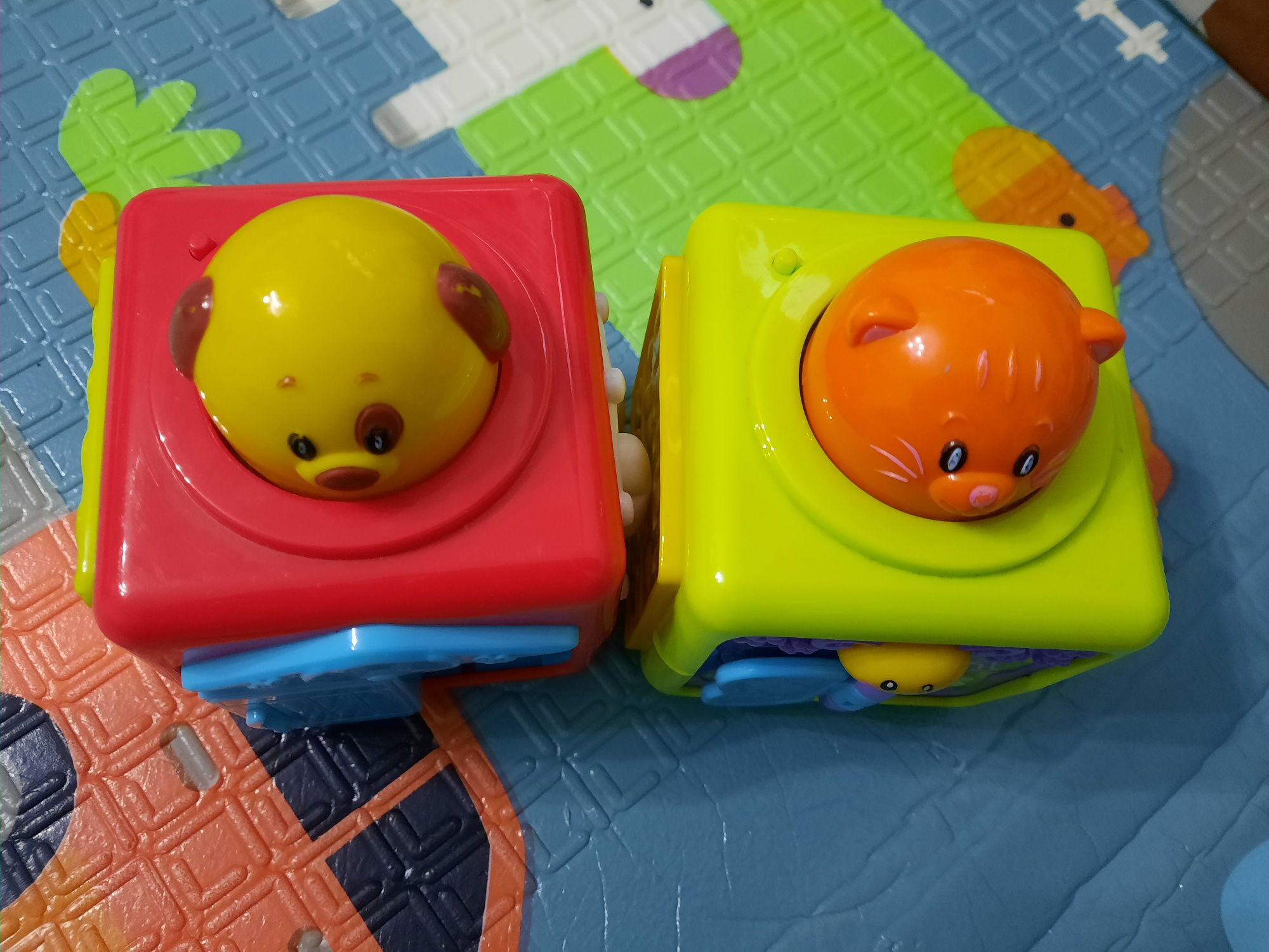 Klocki kostki sensoryczne pies kot dźwiękowe Fisher Price