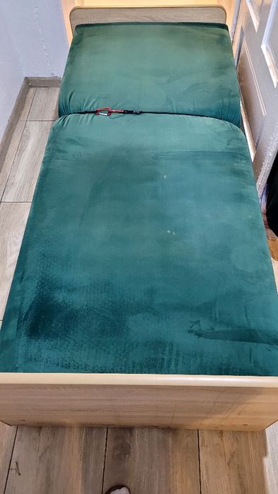 Tapczan jednoosobowy  80x200 w kolorze butelkowej zieleni.