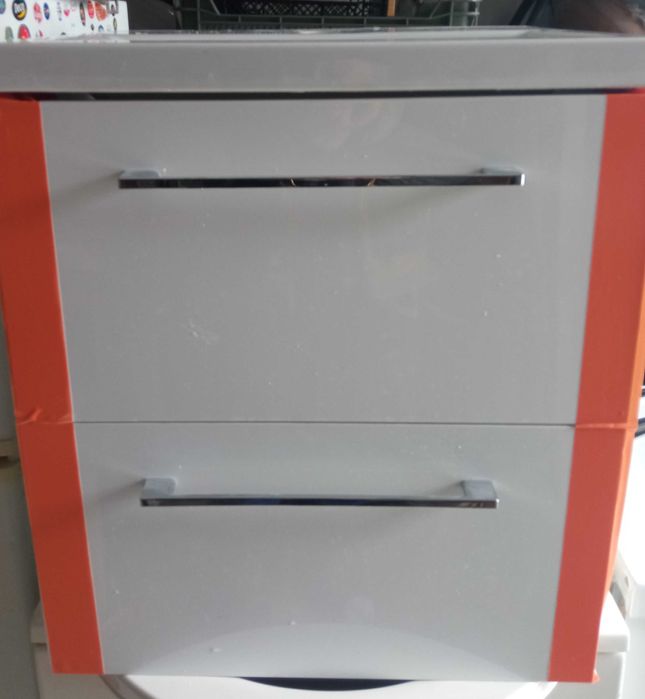 Umywalka łazienkowa z szafką wiszącą