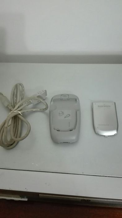 Telemóvel Samsung Z105(apenas os acessórios).