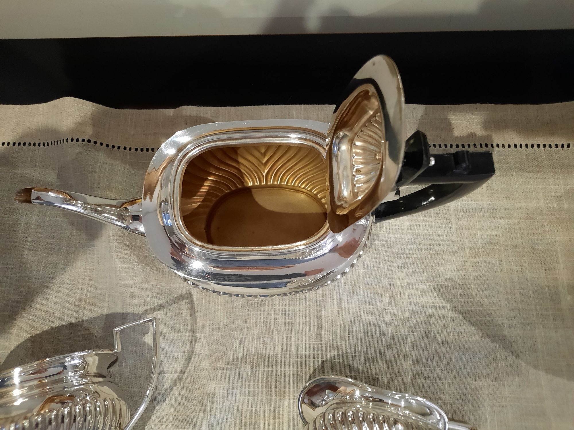 Vendo serviço  de chá  banhado com plata inglesa.