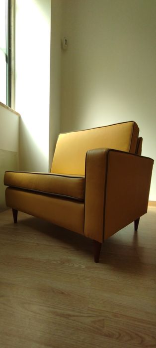 Poltrona  individual vintage  cor mostarda com vivo castanho