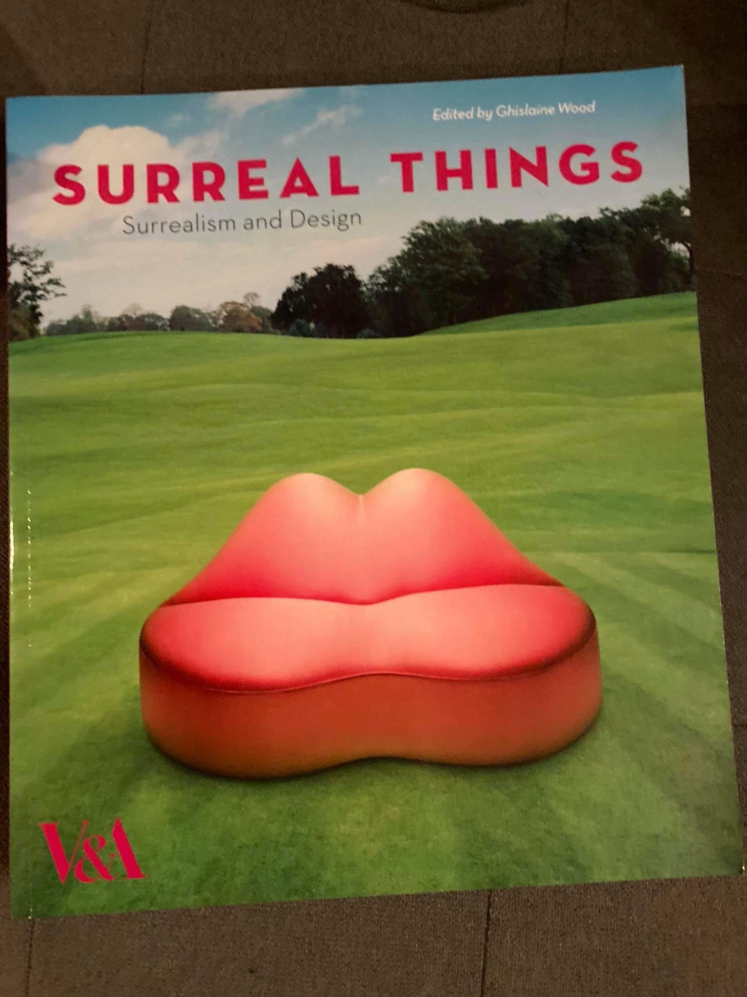 'Lip Sofa'  fotel 'Surreal Things' Victoria i Albert Muzeum w Londynie