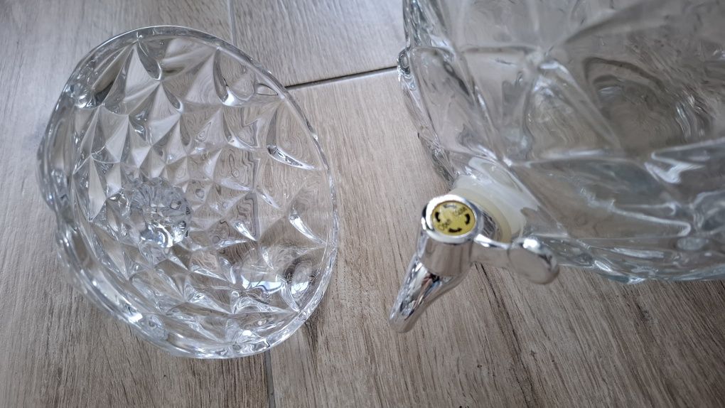 Elegancki szklany dzbanek z kranikiem – kryształowy wzór, ananas