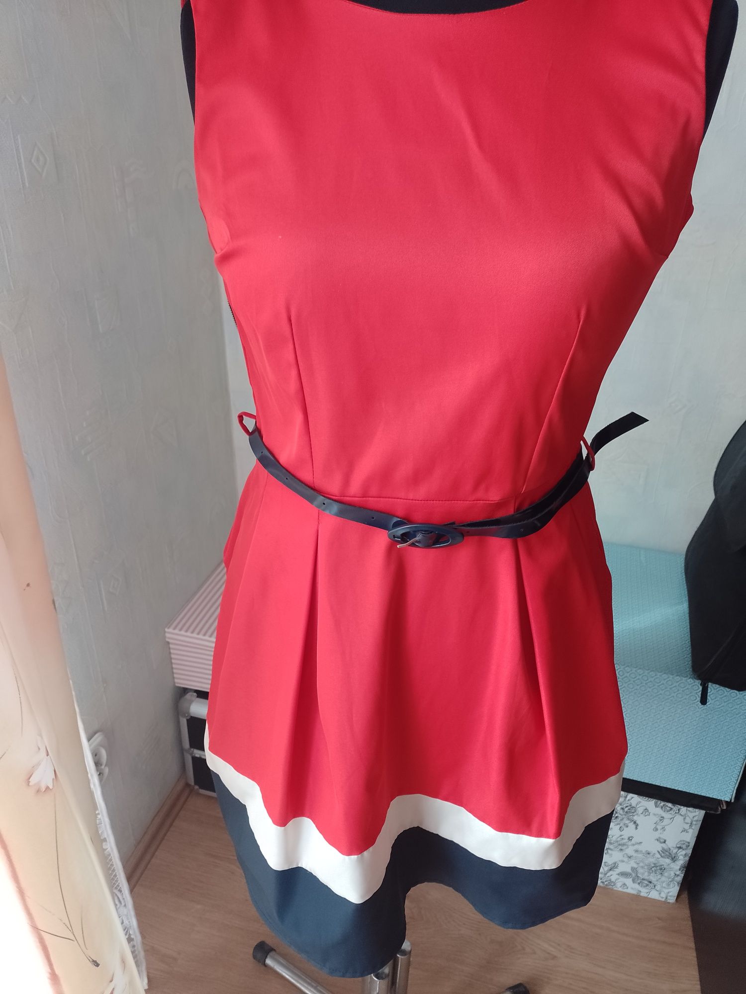Sukienka czerwona z dodatkami S/m